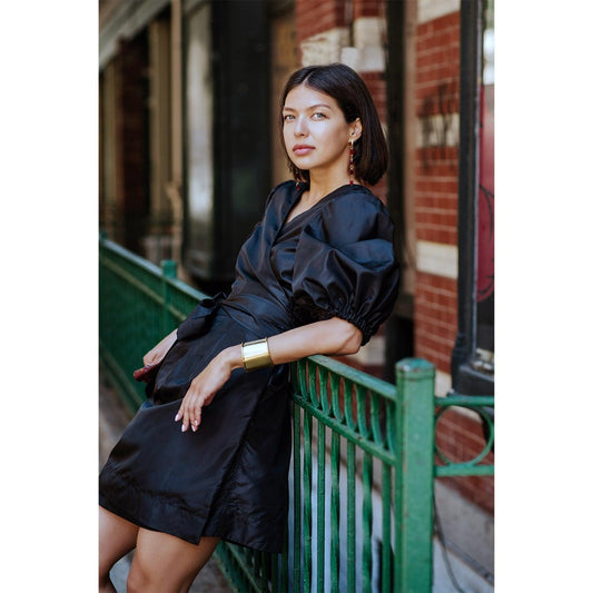 Vestido cruzado Lusso negro: elegante vestido cruzado para mujer