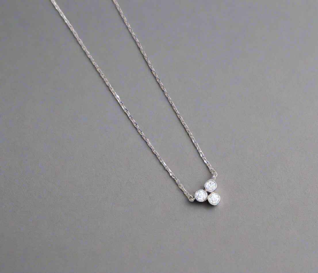 Collier Trinity en faux diamants scintillants | L'élégance redéfinie