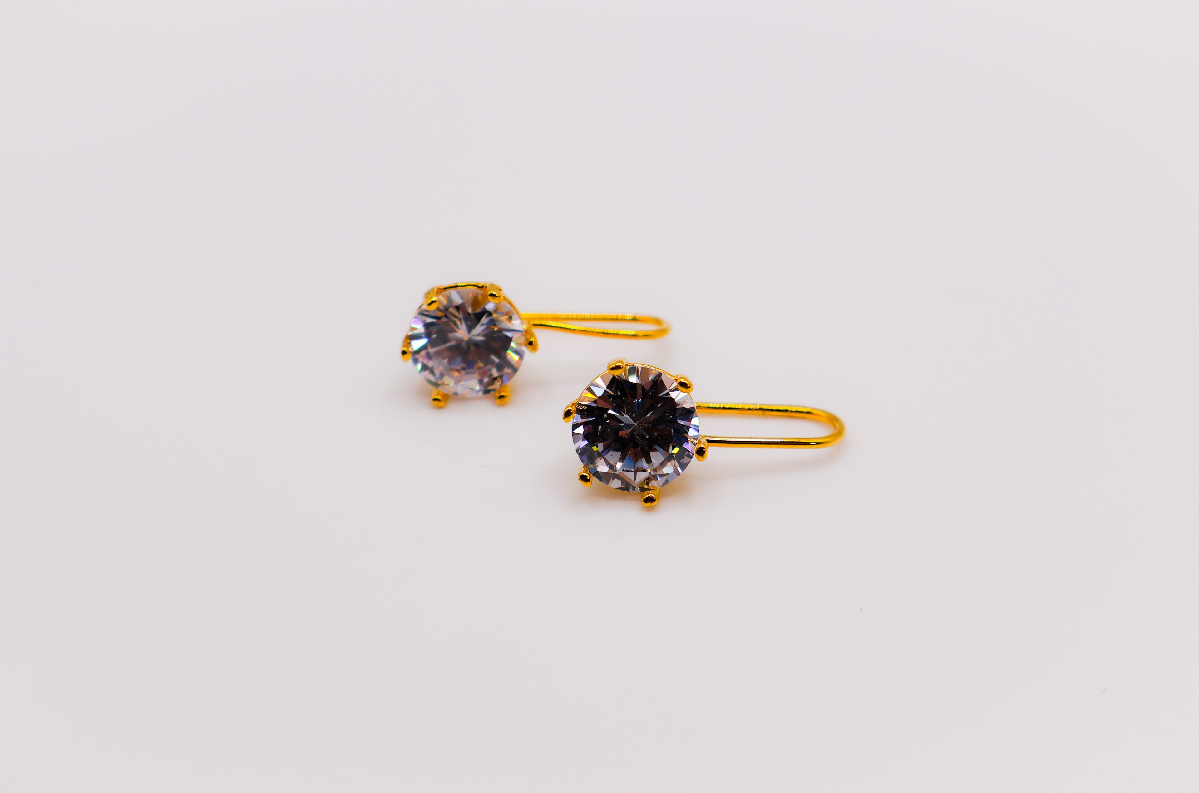 Elegant Golden Sparkle Drops – Luxurious Gold-Plated Earrings - Lolomo!