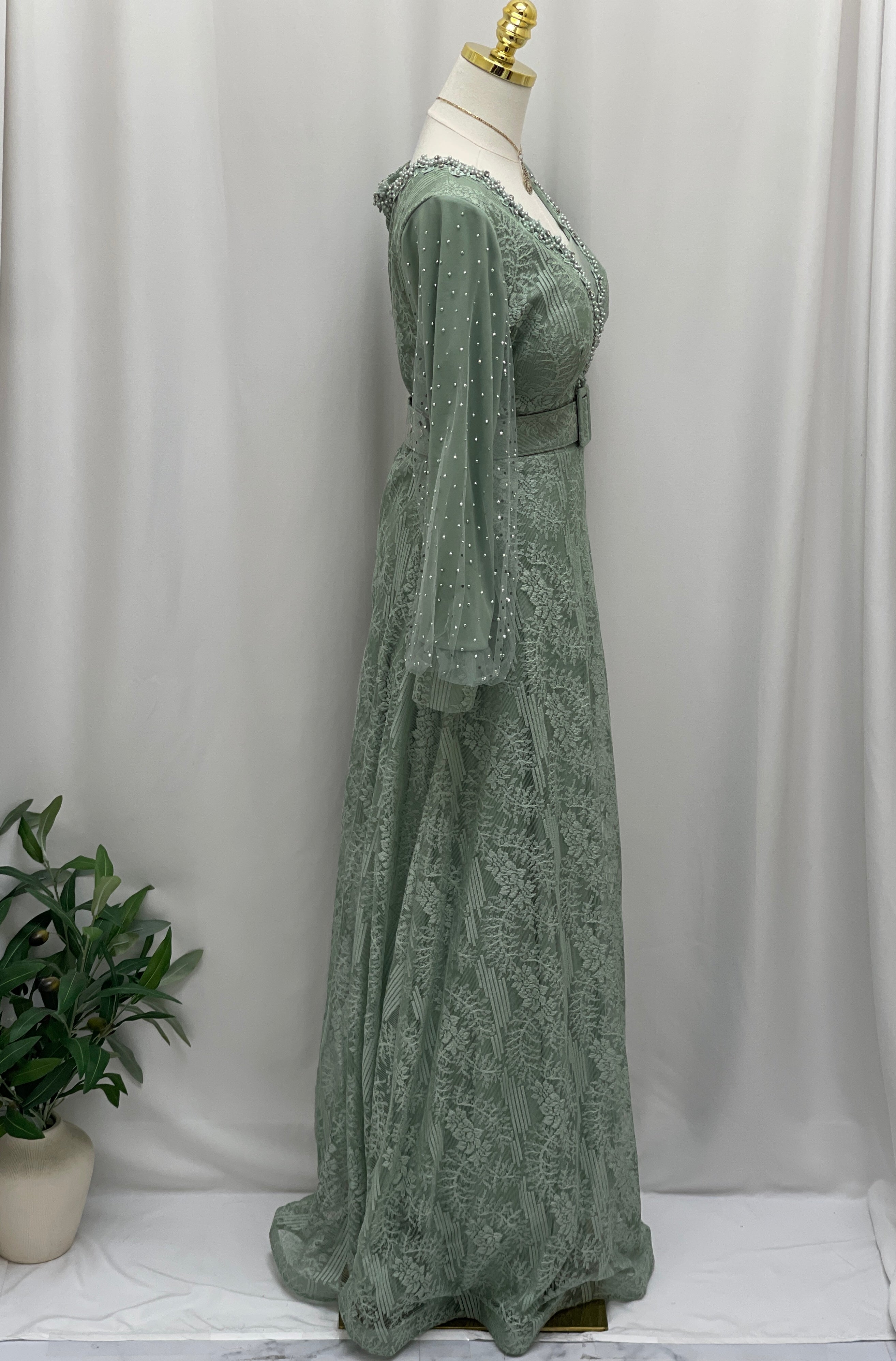 Elegant Lace Dress: Timeless Sophistication & Classic Beauty