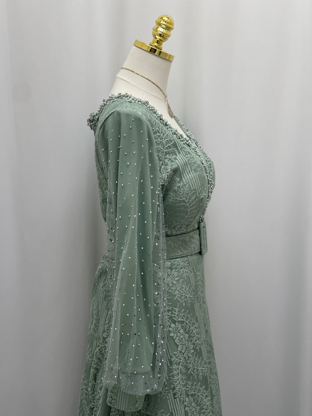 Elegant Lace Dress: Timeless Sophistication & Classic Beauty