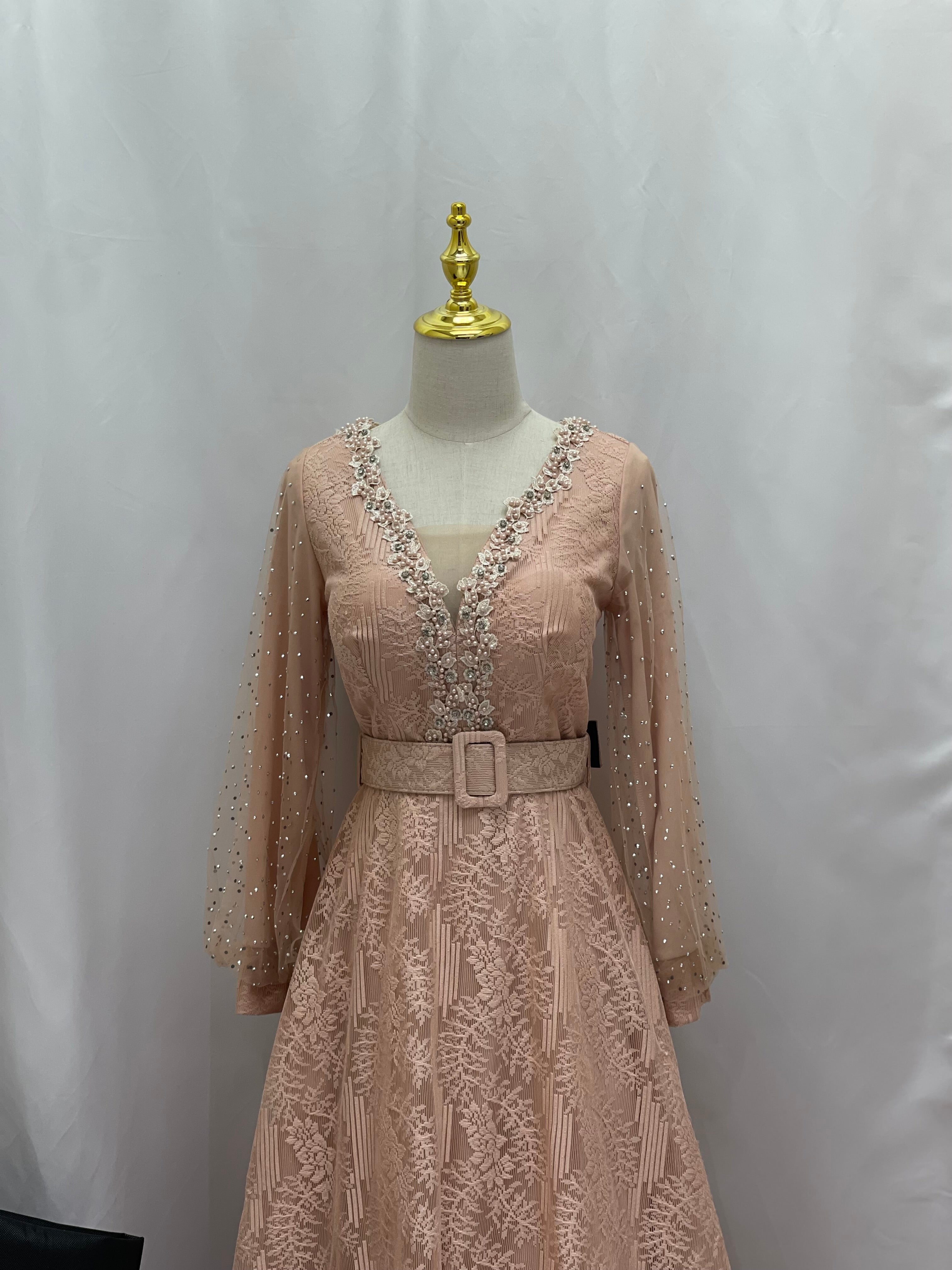 Elegant Lace Dress: Timeless Sophistication & Classic Beauty