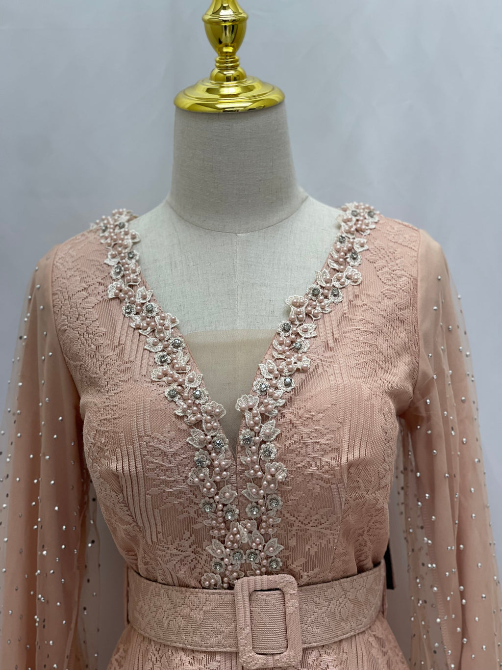 Elegant Lace Dress: Timeless Sophistication & Classic Beauty