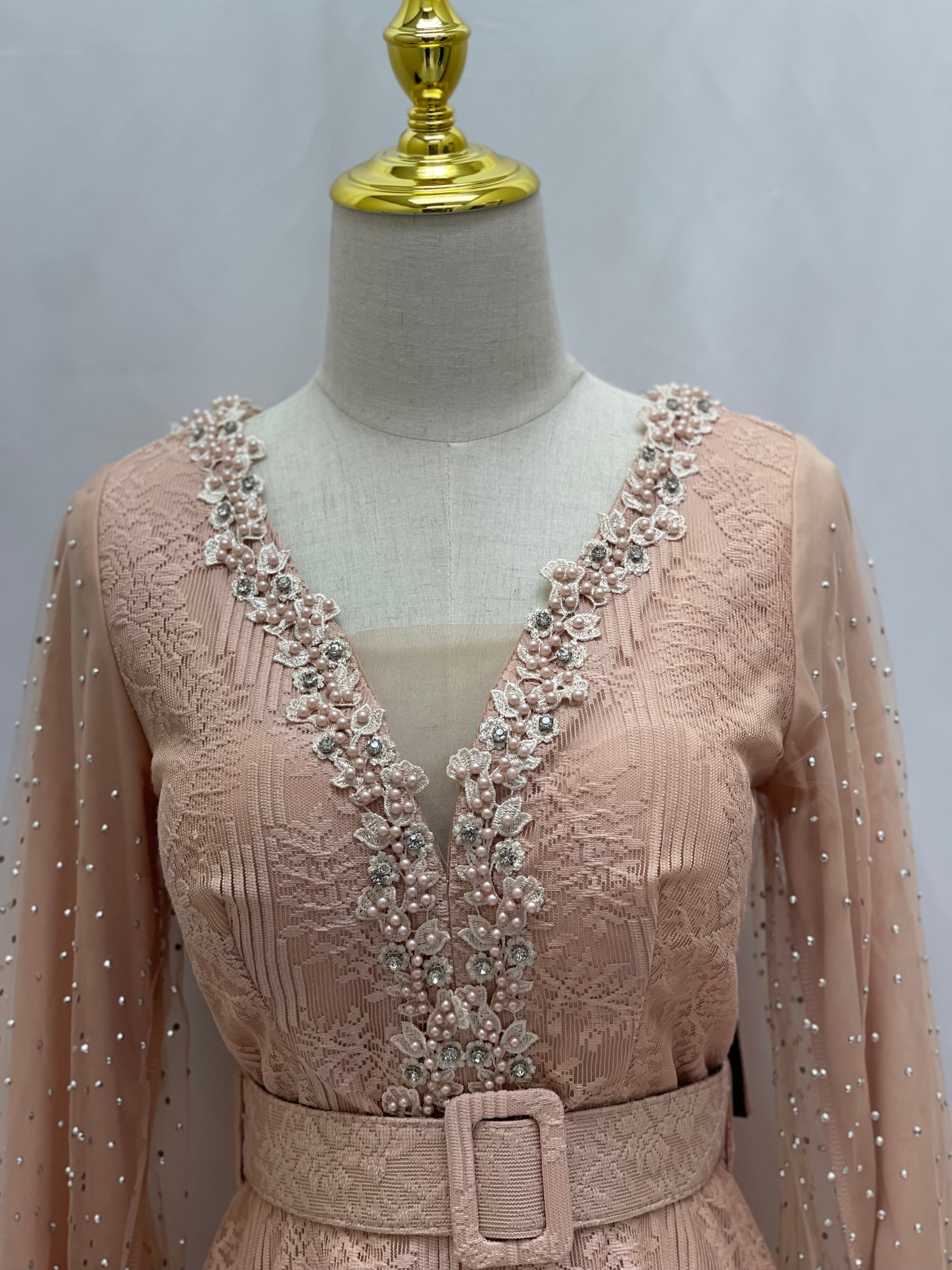 Elegant Lace Dress: Timeless Sophistication & Classic Beauty