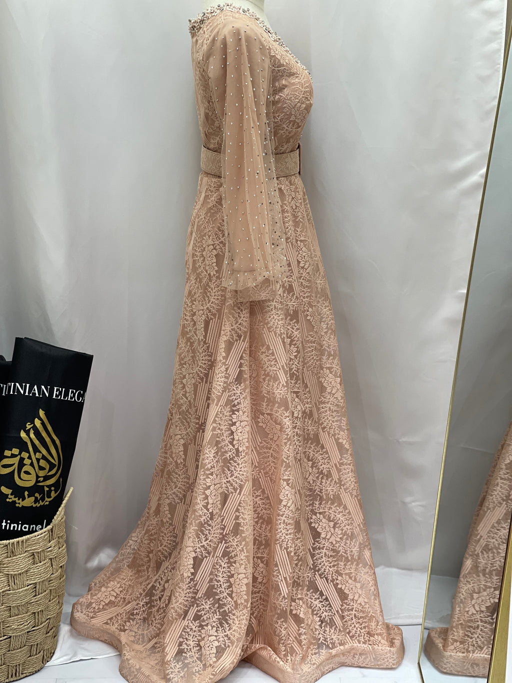 Elegant Lace Dress: Timeless Sophistication & Classic Beauty