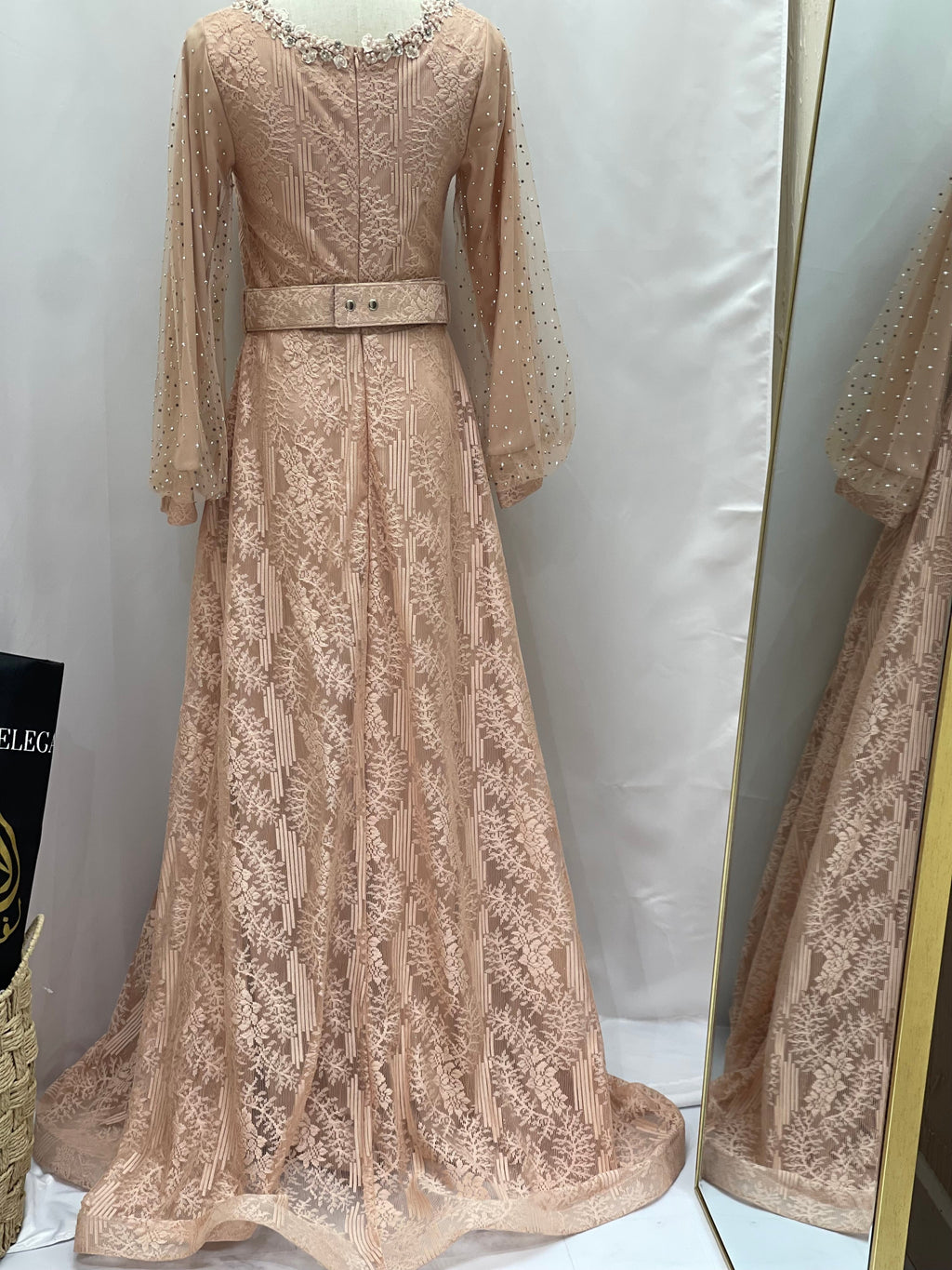Elegant Lace Dress: Timeless Sophistication & Classic Beauty
