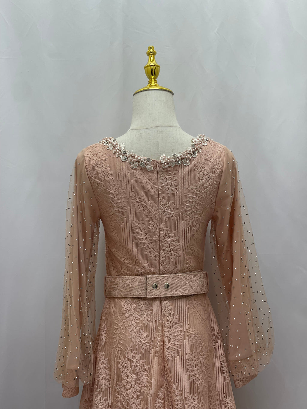 Elegant Lace Dress: Timeless Sophistication & Classic Beauty