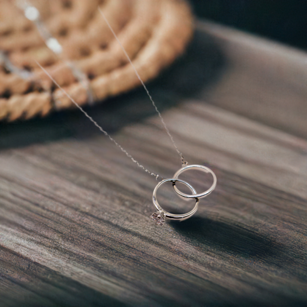 Collier en or blanc Eternal Embrace - Luxe intemporel