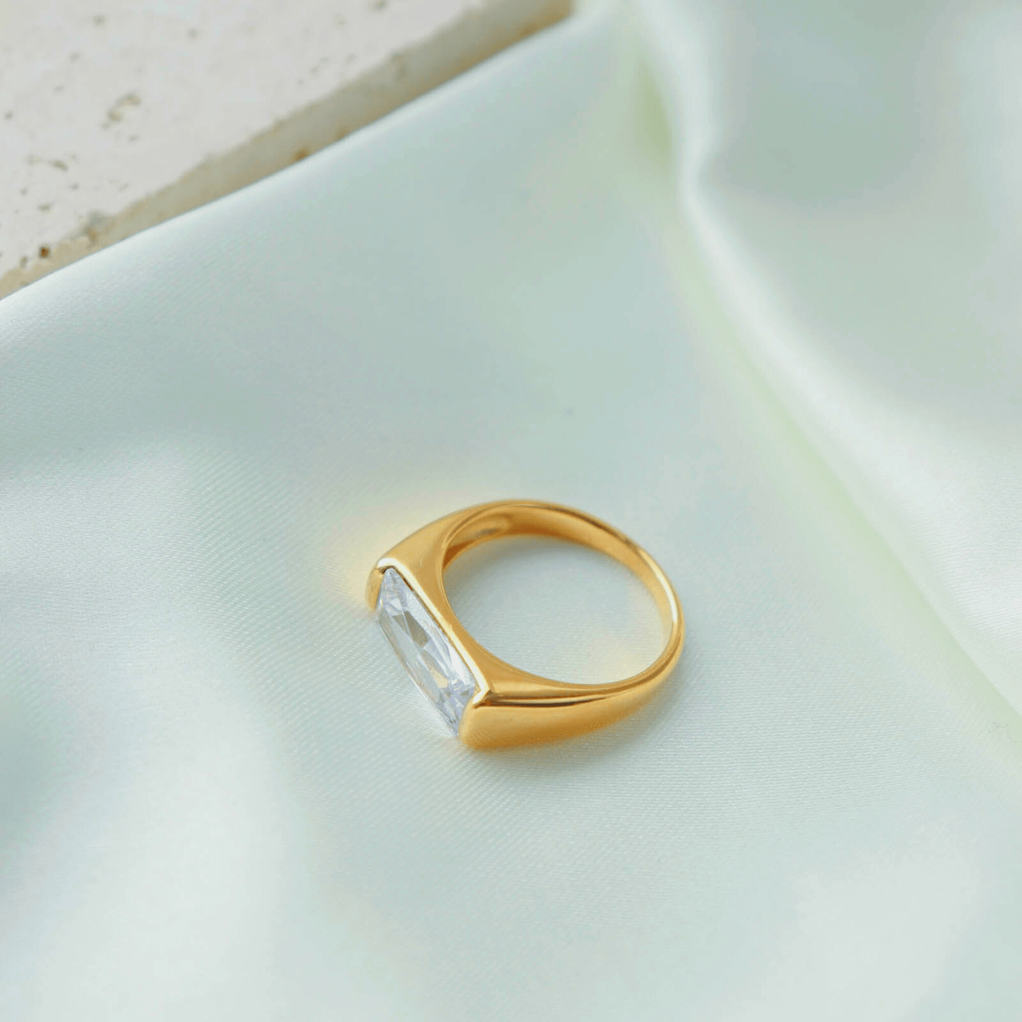 JOLIE CRYSTAL RING - Lolomo!